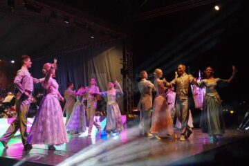 „Magia serii în sunet și lumină” a adunat peste 7.000 de spectatori în centrul municipiului Suceava