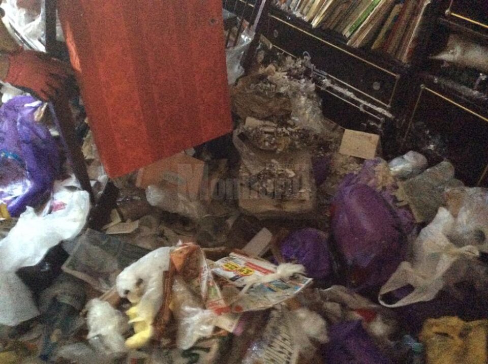 Aproape două camioane cu mizerie au fost scoase în decurs de două zile din locuința unei profesoare pensionare din municipiul Suceava