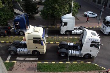 Centrul municipiului Suceava a fost blocat ieri de zeci de tiruri ale transportatorilor, care au protestat împotriva creșterii tarifelor RCA