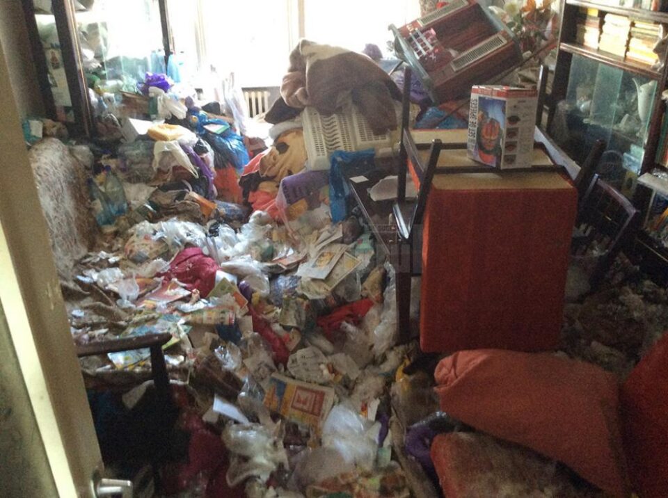 Aproape două camioane cu mizerie au fost scoase în decurs de două zile din locuința unei profesoare pensionare din municipiul Suceava