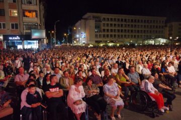 „Magia serii în sunet și lumină” a adunat peste 7.000 de spectatori în centrul municipiului Suceava