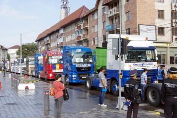 Centrul municipiului Suceava a fost blocat ieri de zeci de tiruri ale transportatorilor, care au protestat împotriva creșterii tarifelor RCA