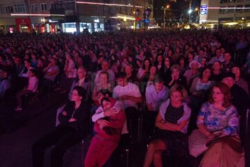 „Magia serii în sunet și lumină” a adunat peste 7.000 de spectatori în centrul municipiului Suceava