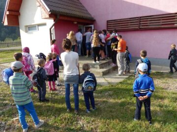 Haos la școala din Sadău, după ce zeci de părinți și elevi au intrat cu forța în clădirea pe care constructorul a pus lacătul
