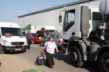 Un trafic sufocat și cumpărători grăbiți printre mașini, într-o piață unde organizarea lipsește cu desăvârșire