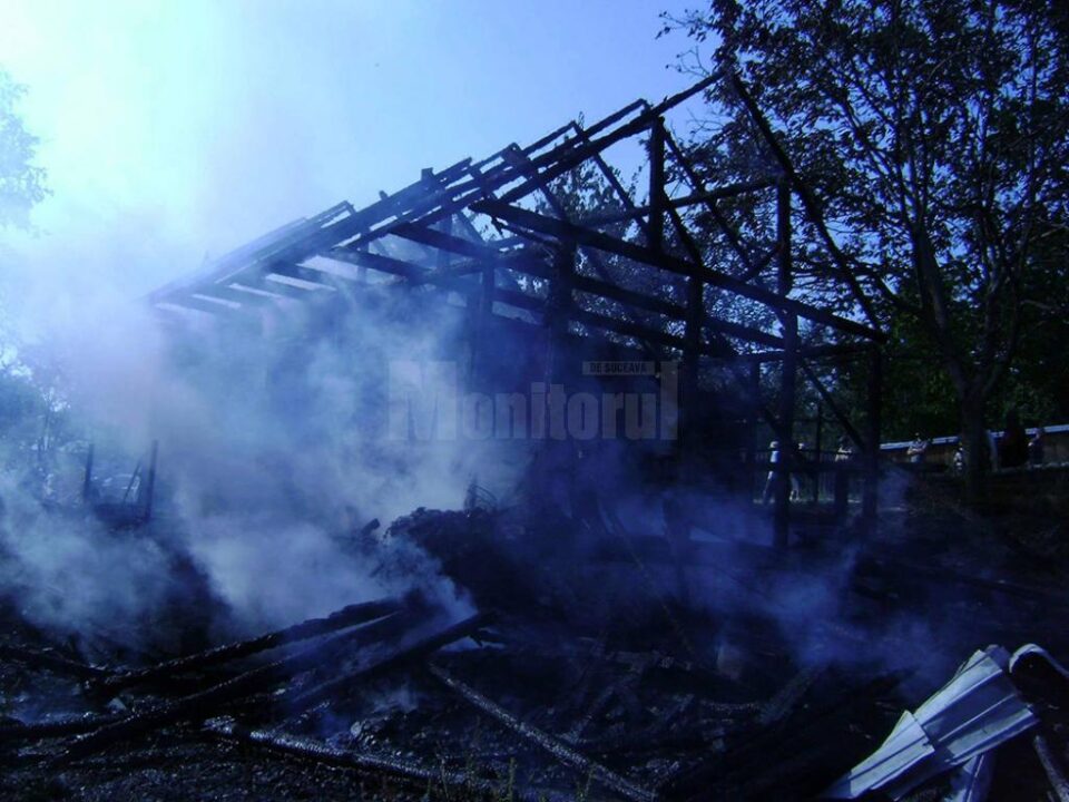 În urma incendiului puternic, din casa construită din lemn nu a mai putut fi salvat aproape nimic