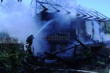 În urma incendiului puternic, din casa construită din lemn nu a mai putut fi salvat aproape nimic