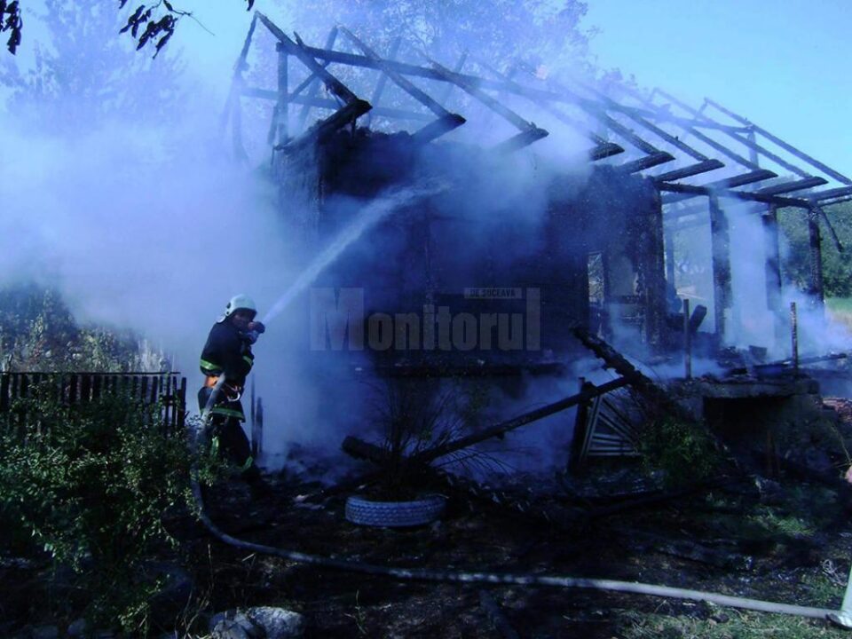 În urma incendiului puternic, din casa construită din lemn nu a mai putut fi salvat aproape nimic