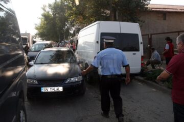Blocajele pe drumul de acces spre piață sunt un lucru obișnuit, polițiștii fiind neputincioși în fata exodului de mașini