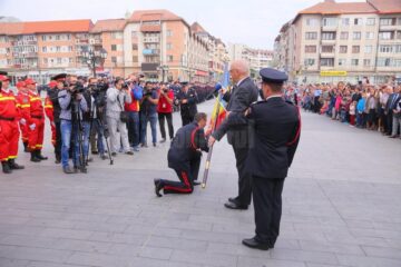 Pompierii militari au jurat într-un glas să păstreze ”ca lumina ochilor” Drapelul de Luptă înmânat de dr. Raed Arafat