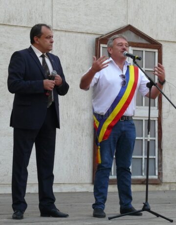 Primarul orașului Gura Humorului, Marius Ursaciuc, (dreapta) și primarul din comuna Mănăstirea Humorului, Constantin Moldovan