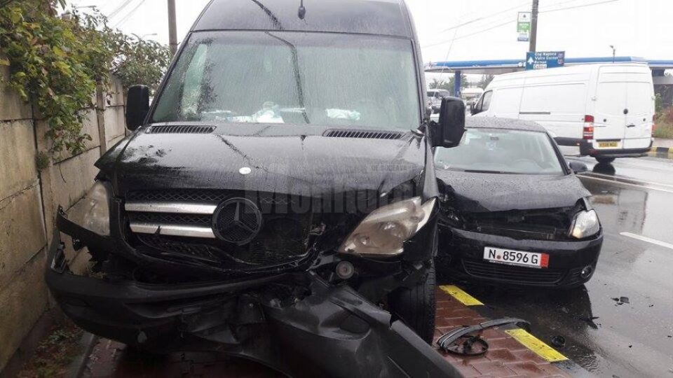 Trei mașini, implicate într-o coliziune pe Calea Unirii din Suceava / foto Elisei Boghean