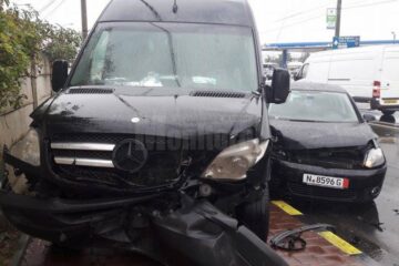 Trei mașini, implicate într-o coliziune pe Calea Unirii din Suceava / foto Elisei Boghean