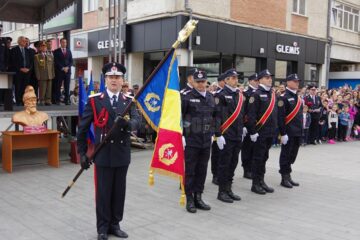 Pompierii militari au jurat într-un glas să păstreze ”ca lumina ochilor” Drapelul de Luptă înmânat de dr. Raed Arafat