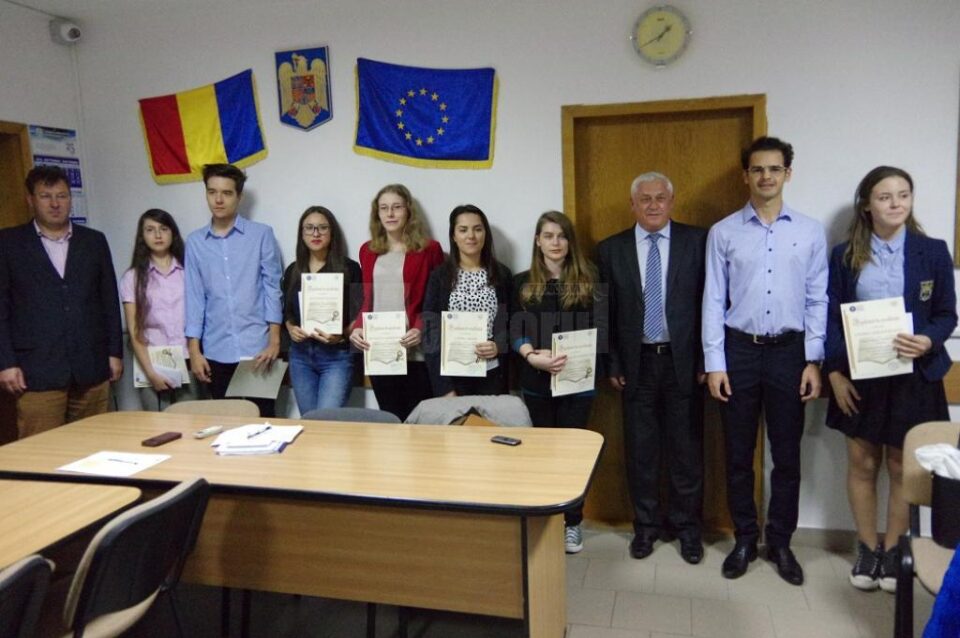 Premiile au fost înmânate la sediul Inspectoratului Școlar Suceava, de către reprezentanții instituției Premiile au fost înmânate la sediul Inspectoratului Școlar Suceava, de către reprezentanții instituției