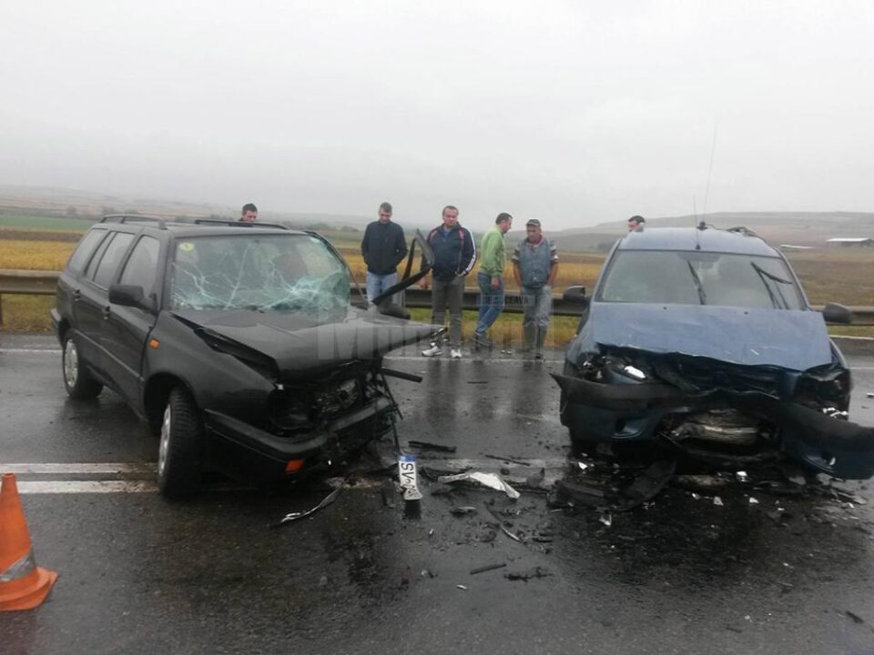 Trei răniți și două autoturisme distruse, după ce o șoferiță a intrat cu mașina pe contrasens
