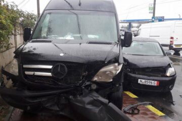 Autoturismul care a intrat pe sens opus, în autoutilitara Mercedes. Foto: Elisei Boghean