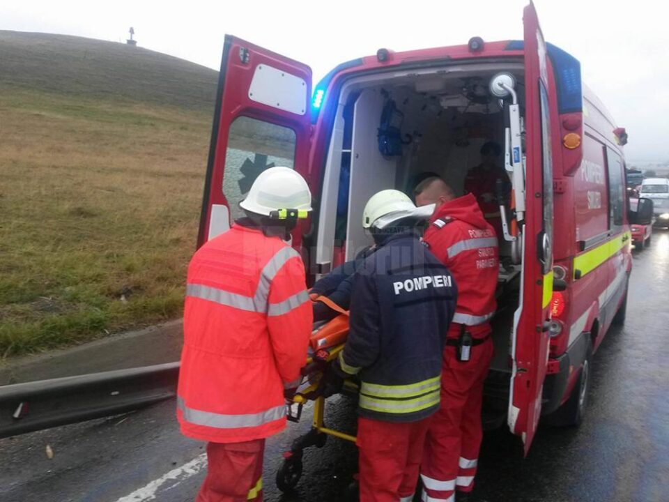Trei răniți și două autoturisme distruse, după ce o șoferiță a intrat cu mașina pe contrasens