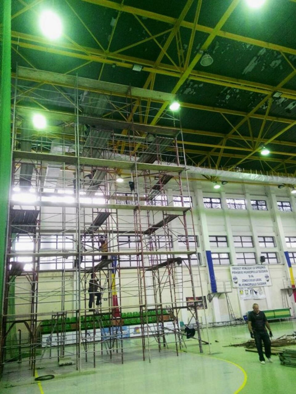 Au început lucrările de schimbare a suprafeței de joc la sala LPS