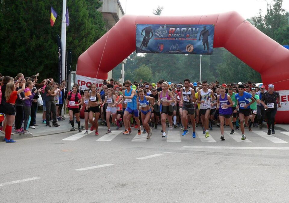 Peste 220 de atleți au luat startul la etapa de alergare montană „Rarău Radical Race” Peste 220 de atleți au luat startul la etapa de alergare montană „Rarău Radical Race”