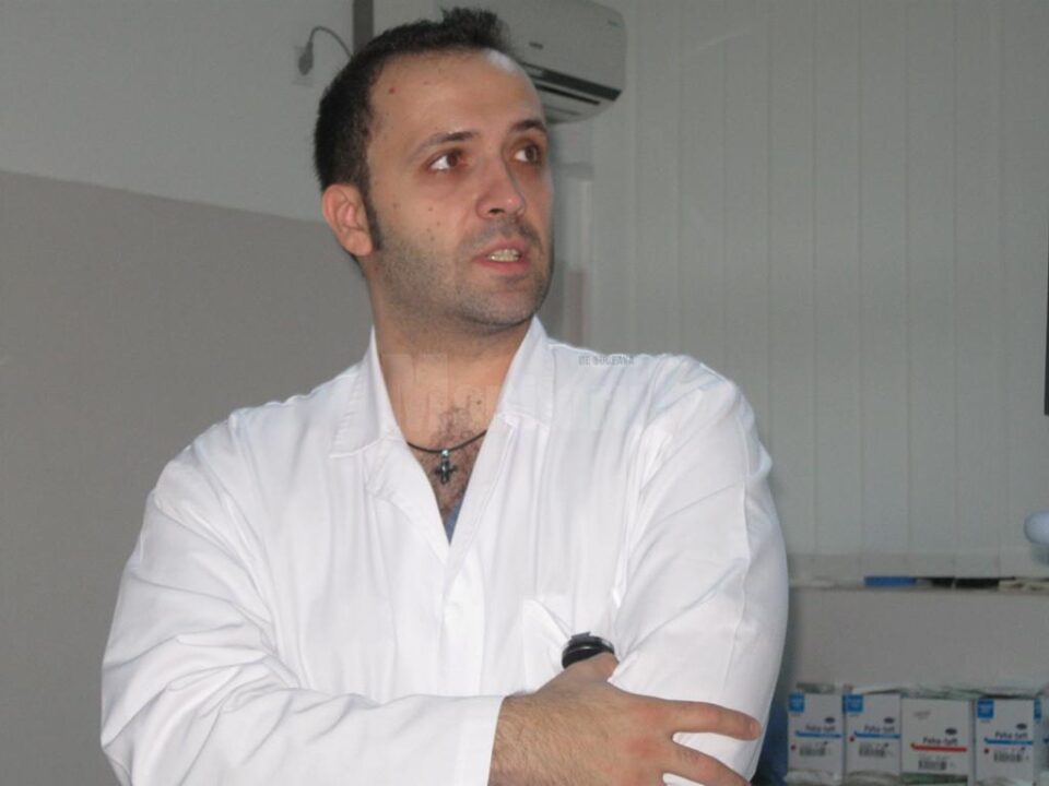 Dr. Mihai Crețeanu jr., care prin chemoembolizare selectivă la nivelul arterelor iliace interne și ramurei rectale din artera mezenterică a reușit să oprească sângerarea