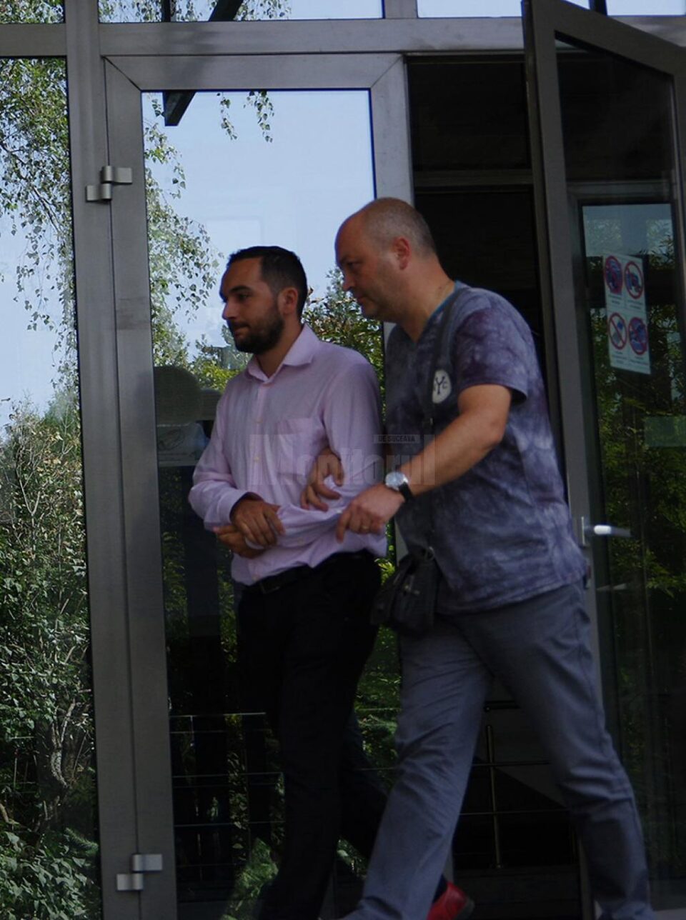 Profesorul de biologie Victor Jucan (stânga), care a fost reținut joia trecută de procurorii Parchetului de pe lângă Tribunalul Suceava pentru comiterea infracțiunii de trafic de influență, rămâne în arest la domiciliu