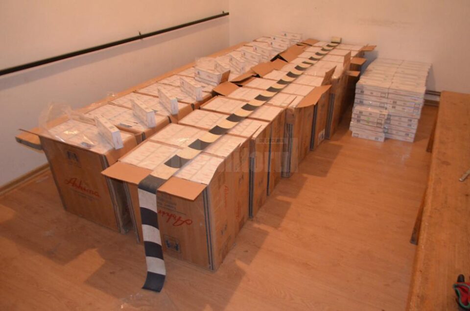 Peste 20.000 de pachete de țigări de contrabandă, capturate la graniță