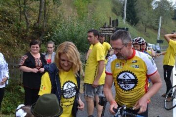 Cicliști belgieni, în sprijinul bătrânilor din comuna Moldovița