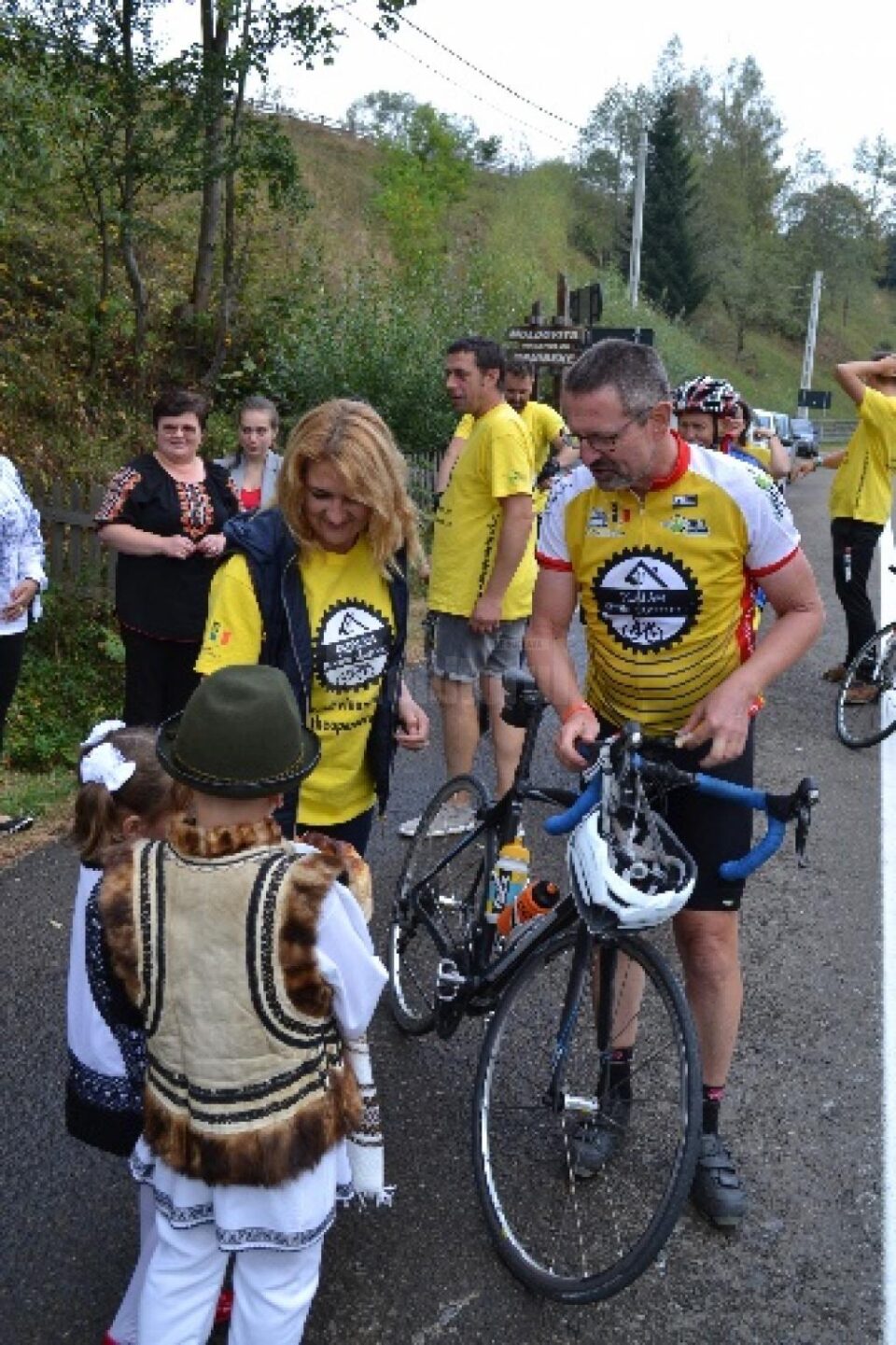 Cicliști belgieni, în sprijinul bătrânilor din comuna Moldovița
