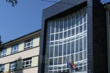 Lucrarea la limba română a fost schimbată în sediul Inspectoratului Școlar Județean Suceava