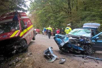 Ambulanță SMURD ciocnită violent de mașina condusă de un șofer care a depășit pe linia continuă