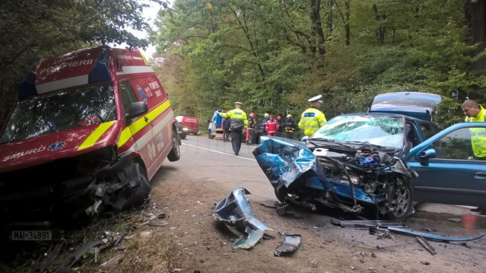 Ambulanță SMURD ciocnită violent de mașina condusă de un șofer care a depășit pe linia continuă