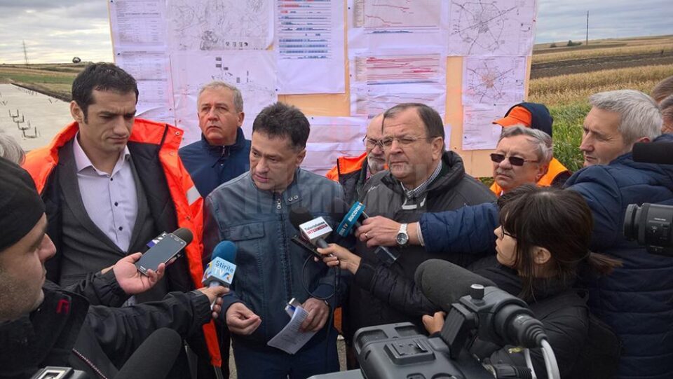 Ministrul Transporturilor, Sorin Bușe, a efectuat joi o vizită de lucru la centura Sucevei alături de șeful CNADNR, Cătălin Homor, președintele Consiliului Județean, Gheorghe Flutur, și prefectul Constantin Harasim