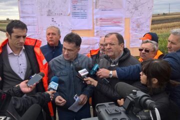 Ministrul Transporturilor, Sorin Bușe, a efectuat joi o vizită de lucru la centura Sucevei alături de șeful CNADNR, Cătălin Homor, președintele Consiliului Județean, Gheorghe Flutur, și prefectul Constantin Harasim