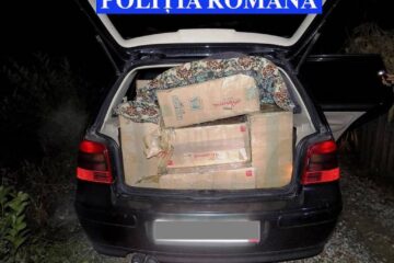 În interiorul autoturismului au fost găsite 15 colete cu țigări