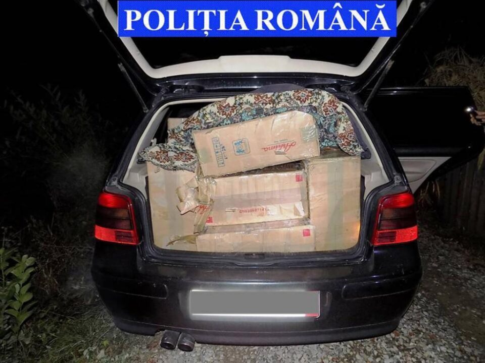 În interiorul autoturismului au fost găsite 15 colete cu țigări