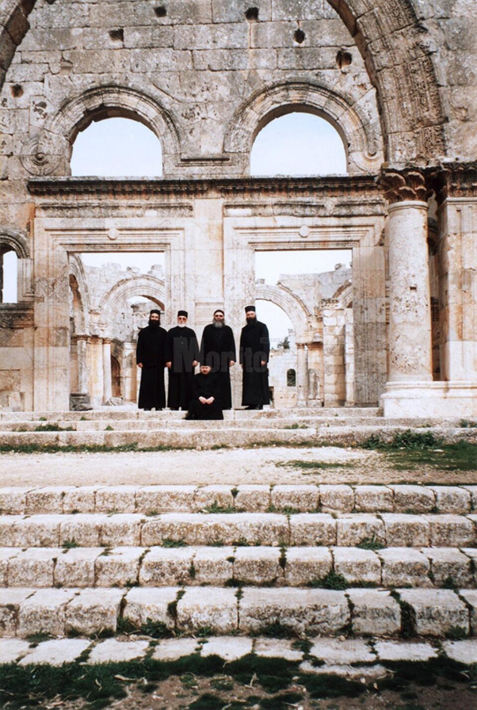 Patriarhul Ioan cu monahi antiohieni și români la ruinele Manăstirii Sfântului Simeon Stâlpnicul, Siria, 2006 Patriarhul Ioan cu monahi antiohieni și români la ruinele Manăstirii Sfântului Simeon Stâlpnicul, Siria, 2006