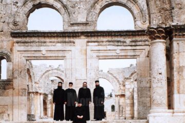 Patriarhul Ioan cu monahi antiohieni și români la ruinele Manăstirii Sfântului Simeon Stâlpnicul, Siria, 2006