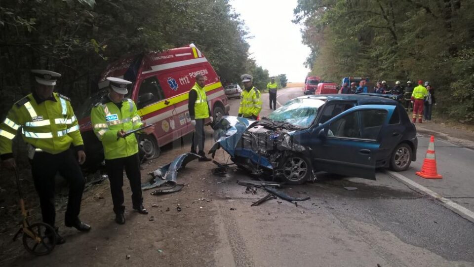 Ambulanță SMURD ciocnită violent de mașina condusă de un șofer care a depășit pe linia continuă