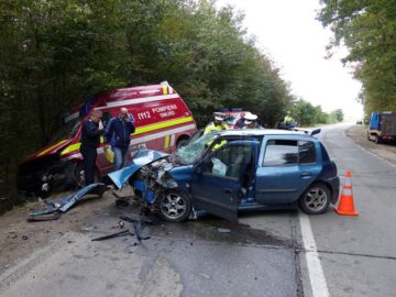 Accidentul s-a petrecut într-o zonă de pădure, unde drumul este prevăzut cu mai multe curbe și cu linie continuă