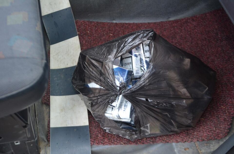 Microbuz Mercedes indisponibilizat pentru contrabandă cu țigări