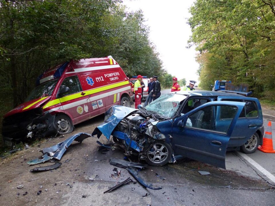 O ambulanță SMURD care venea cu un copil bolnav la Spitalul Județean Suceava a fost oprită violent din drum de un șofer care a depășit pe linie continuă