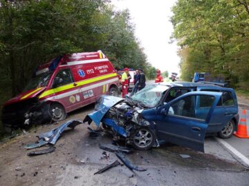 O ambulanță SMURD care venea cu un copil bolnav la Spitalul Județean Suceava a fost oprită violent din drum de un șofer care a depășit pe linie continuă