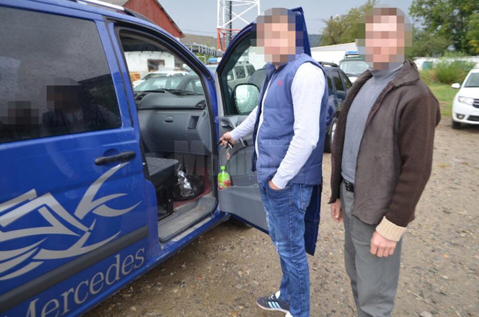 Microbuz Mercedes indisponibilizat pentru contrabandă cu țigări