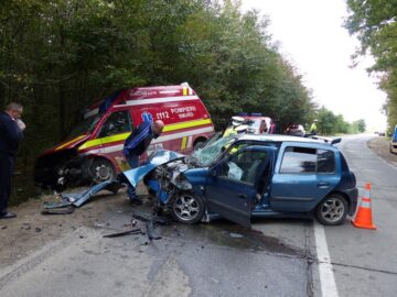 Accidentul s-a petrecut într-o zonă de pădure, unde drumul este prevăzut cu mai multe curbe și cu linie continuă