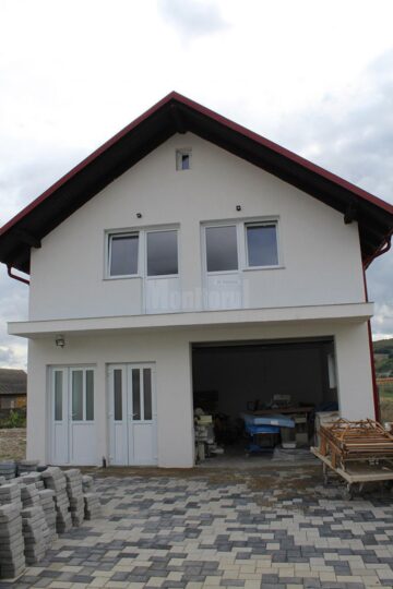 Într-un fost garaj sunt amenajate locuințe de serviciu pentru viitorii medici