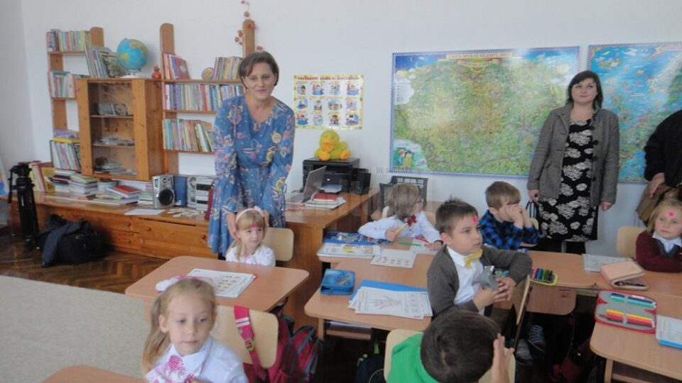 Clasa micuților a fost dotată cu mobilier școlar modern