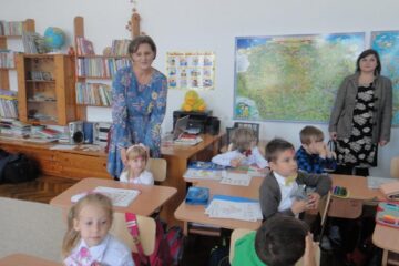 Clasa micuților a fost dotată cu mobilier școlar modern