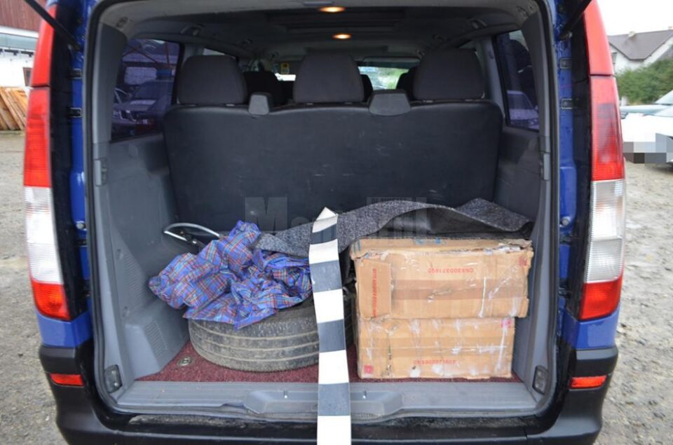 Microbuz Mercedes indisponibilizat pentru contrabandă cu țigări