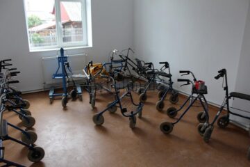 Cărucioare cu care pacienții cu dificultăți în deplasare se vor putea mișca